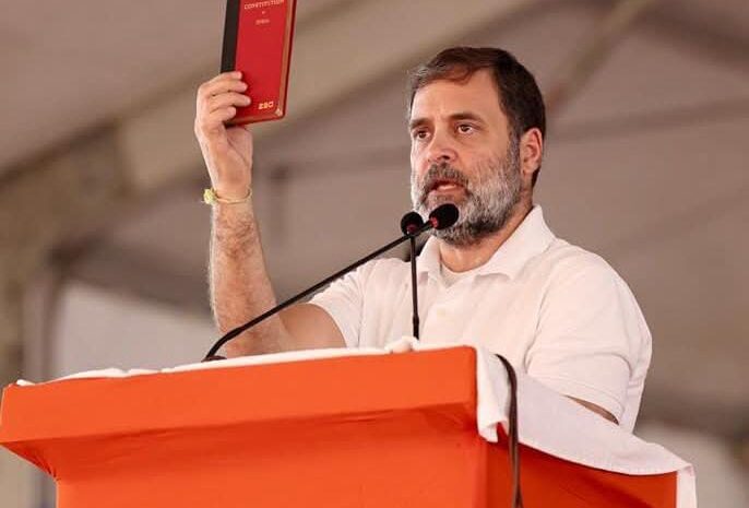 पटना में खूब गरजे राहुल गांधी,लड़ाई संविधान और मनुवाद के बीच है