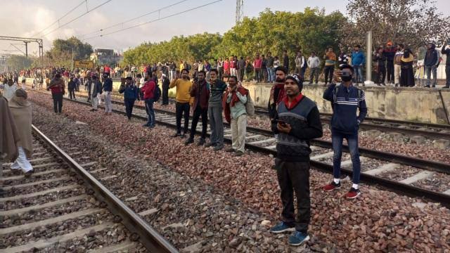  अफवाह के वजह से महाराष्ट्र में हुआ बड़ा हादसा,ट्रेन से कूदे 6 यात्री ने गंवाई जान