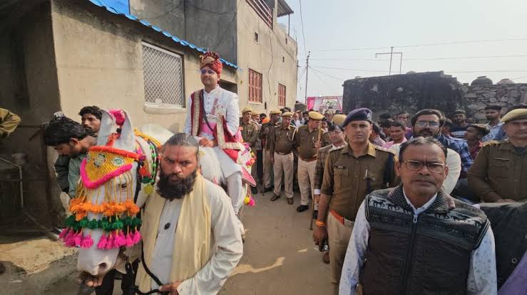  भारी पुलिस सुरक्षा के बीच निकाली गई दलित युवक की बारात,ऊंची जाति के लोगों के वजह से परेशान था परिवार!