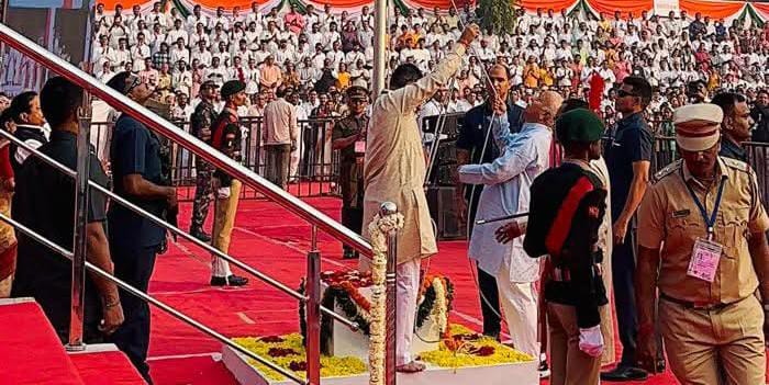  हमारे देश को बहुत आगे जाना है,ध्वजारोहण के बाद बोले आरएसएस प्रमुख मोहन भागवत