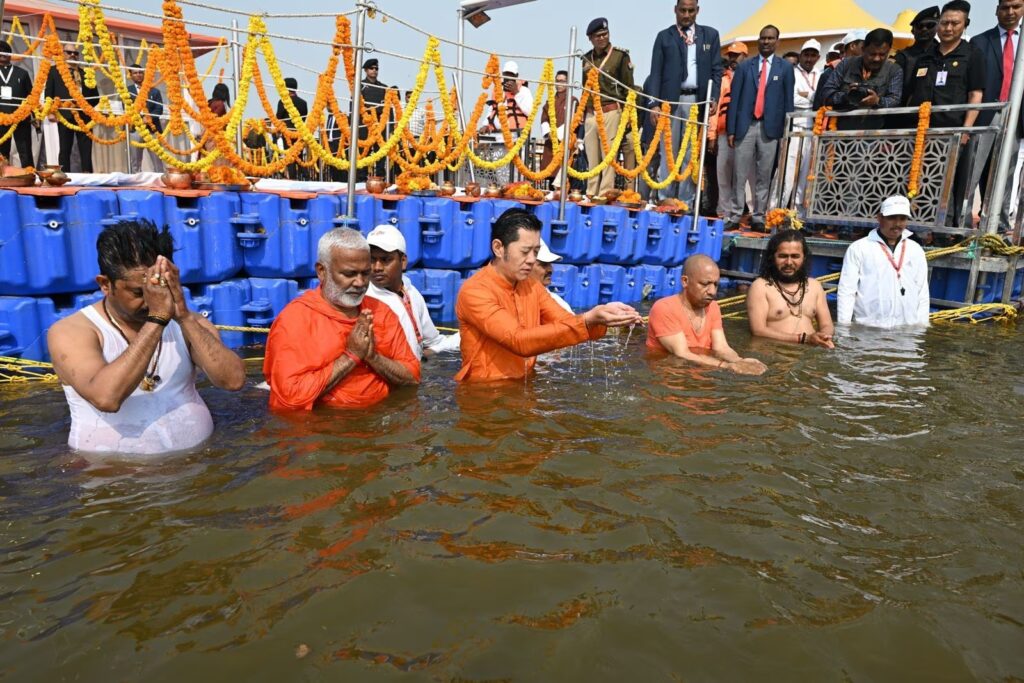 भूटान के महामहिम राजा ने आज महाकुंभ में लगाई डुबकी,स्वागत में मौजूद दिखे सीएम योगी 1 1000473291