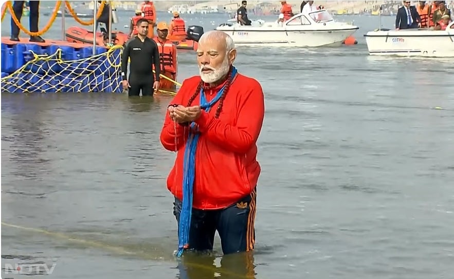 प्रधानमंत्री मोदी ने संगम में लगाई डुबकी,मुस्तैद दिखी प्रशासन 1 1000473619