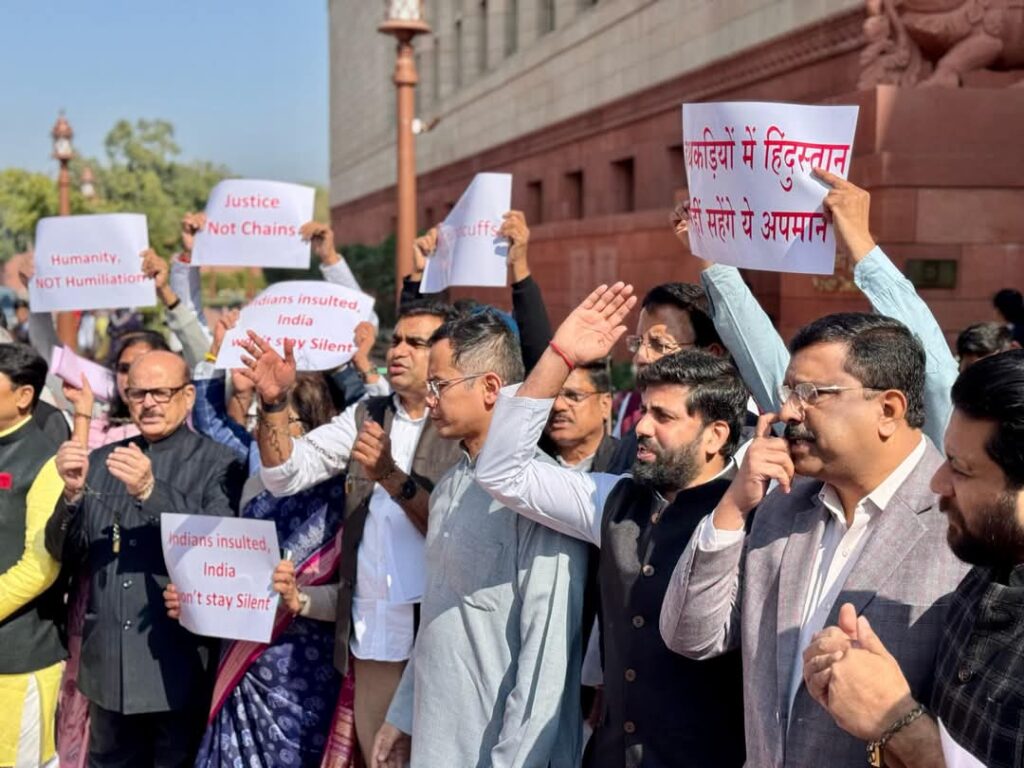 संसद परिसर में आज विपक्षी नेताओं ने किया जमकर विरोध प्रदर्शन,केंद्र सरकार के चुप्पी पर उठी सवाल 1 1000474075