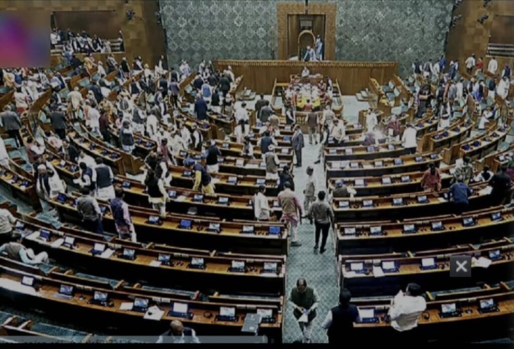 भारतीयों की वापसी पर आज सदन में हो सकता है हंगामा,विपक्षी नेताओं ने पूरी की तैयारी 1 1000474430