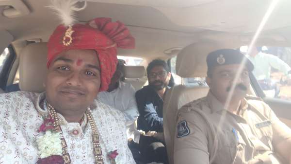 दलित युवक की शादी में इंस्पेक्टर ने खुद चलाई दूल्हे की कार,बाराती बनकर पुलिस ने की बारातियों की रक्षा 1 1000474541