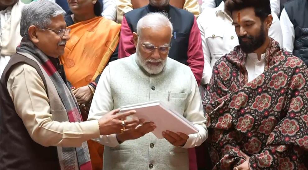 चुनाव परिणाम से पहले बिहार के सभी एनडीए सांसदों से मिले प्रधानमंत्री मोदी,जानिए इसके पीछे की वजह! 1 1000474560