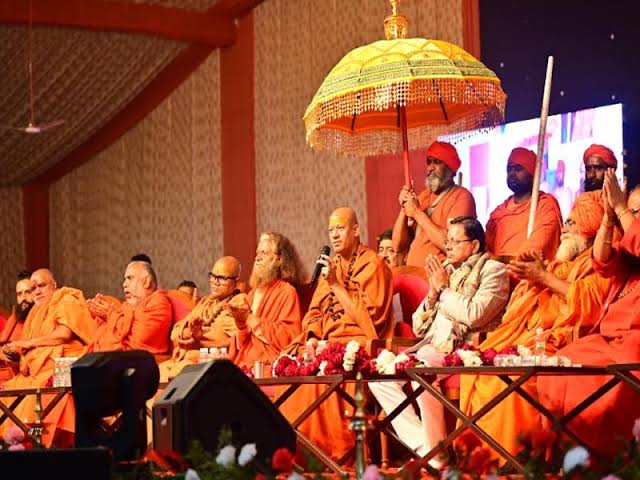 संतों के समागम में सीएम धामी को किया गया सम्मानित,समानता के साथ समरसता पर हुई चर्चा 1 1000476133