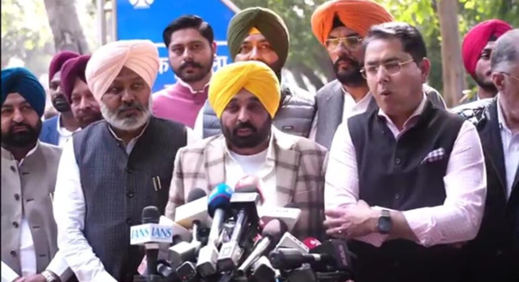 पंजाब को एक ऐसा मॉडल बनाएंगे जिसे पूरा देश देखेगा,केजरीवाल के साथ बैठक के बाद बोले मुख्यमंत्री भगवंत मान 1 1000476679