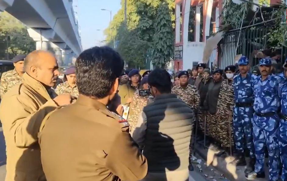 जामिया विश्वविद्यालय के 14 छात्रों पर दिल्ली पुलिस ने आज ली बड़ी एक्शन,जानिए क्या था पूरा मामला? 1 1000477237