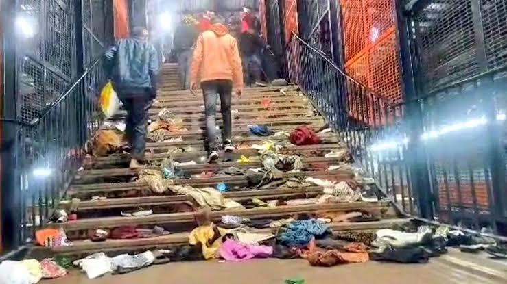 नई दिल्ली रेलवे स्टेशन मामले को लेकर मोदी सरकार पर भड़के राहुल गांधी,रेलवे की नाकामी और सरकार की असंवेदनशीलता आई सामने 1 1000478738