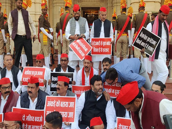 यूपी विधानसभा के बजट सत्र में अस्थि कलश लेकर पहुंचे सपा विधायक,जमकर हुआ हंगामा 1 1000479551