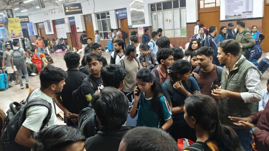 नेपाली छात्रा के साथ हुई घटना के बाद भारत छोड़ने लगे छात्र,वापस लौट रहे हैं अपना देश 1 1000480071