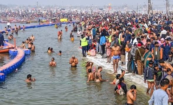 महाकुंभ का आज है 40वां दिन,उत्साह के साथ संगम में डुबकी लगा रहे हैं श्रद्धालु 1 1000480684