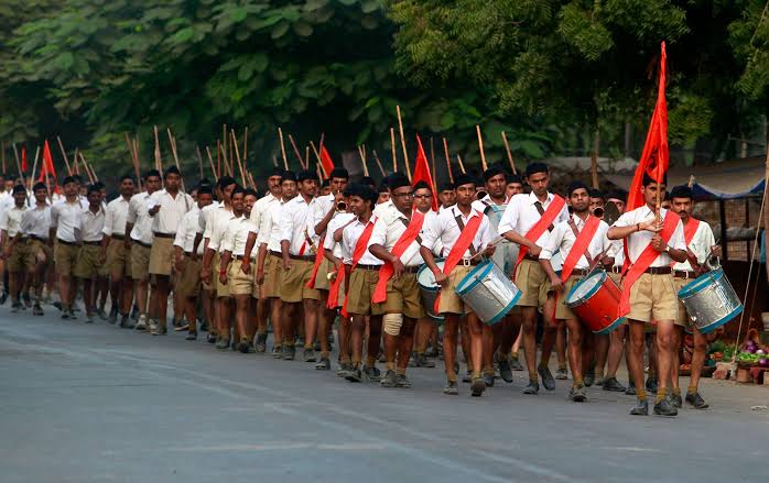 विदेशी भाषाओं का उपयोग करने के बजाय मातृभाषा में बातचीत करें,बोले RSS प्रमुख मोहन भागवत 1 1000481941