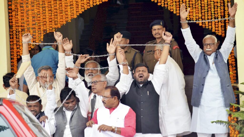 सत्र के पहले दिन भाकपा माले के विधायकों ने किया जबरदस्त प्रदर्शन,जमकर लगाया नारा 1 1000484332