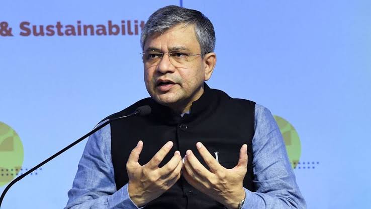  भारत अब केवल मोबाइल फोन ही नहीं बल्कि रक्षा उपकरणों और इलेक्ट्रिक वाहन मोटर्स के उत्पादन में भी बन रहा है आत्मनिर्भर