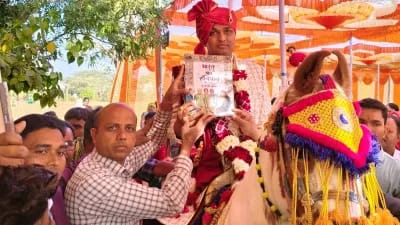  दलित युवक की शादी में इंस्पेक्टर ने खुद चलाई दूल्हे की कार,बाराती बनकर पुलिस ने की बारातियों की रक्षा