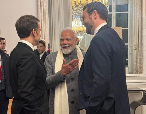 प्रधानमंत्री मोदी का फ्रांस के राष्ट्रपति मैक्रों ने गले लगाकर किया स्वागत,कहा-पेरिस में आपका स्वागत है मेरे मित्र नरेंद्र मोदी!