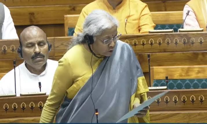 लोकसभा में निर्मला सीतारमण ने पेश किया नया आयकर बिल,जानिए क्या है नई नियम?