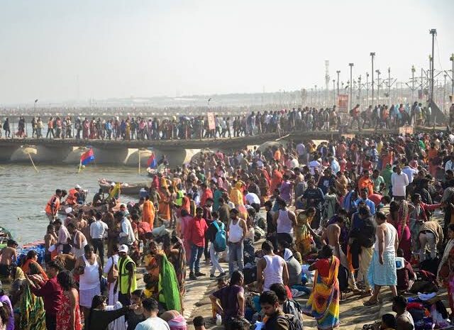 महाकुंभ में नहीं रुक रही है श्रद्धालुओं की भीड़,34वां दिन भी आज जारी है संगम स्नान