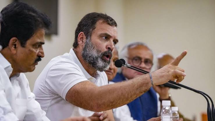 नई दिल्ली रेलवे स्टेशन मामले को लेकर मोदी सरकार पर भड़के राहुल गांधी,रेलवे की नाकामी और सरकार की असंवेदनशीलता आई सामने