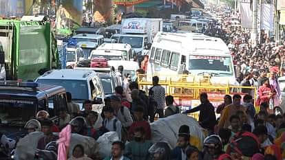 प्रयागराज में आज भी लगा है भीषण जाम,कई किलोमीटर तक लगी है गाड़ियों की लंबी कतारें