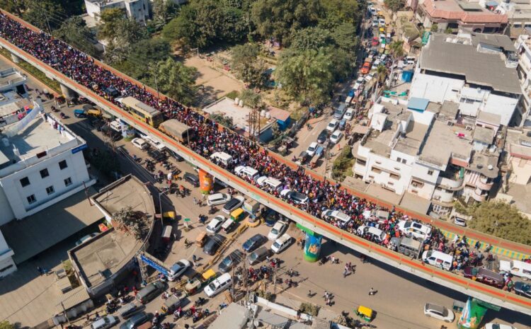 महाकुंभ को लेकर लोगों के अंदर उत्साह में नहीं दिख रही है कोई कमी,सड़कों पर आज भी लगी है भयंकर जाम