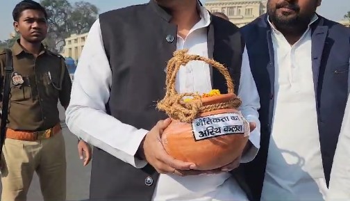 यूपी विधानसभा के बजट सत्र में अस्थि कलश लेकर पहुंचे सपा विधायक,जमकर हुआ हंगामा