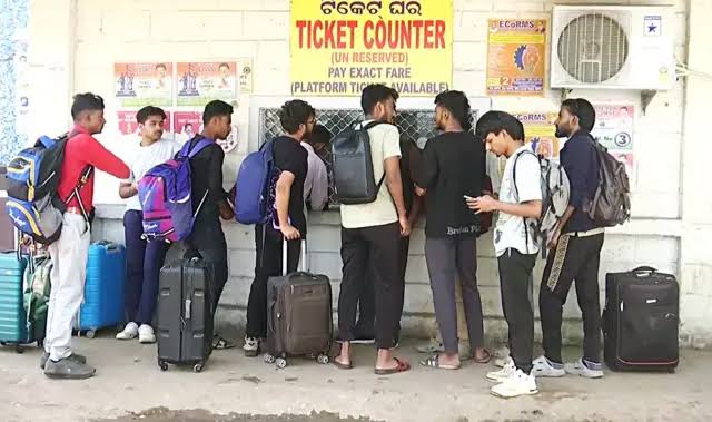 नेपाली छात्रा के साथ हुई घटना के बाद भारत छोड़ने लगे छात्र,वापस लौट रहे हैं अपना देश