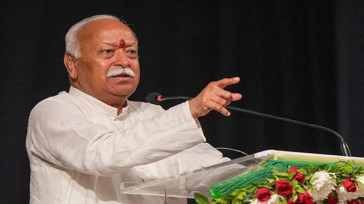 विदेशी भाषाओं का उपयोग करने के बजाय मातृभाषा में बातचीत करें,बोले RSS प्रमुख मोहन भागवत