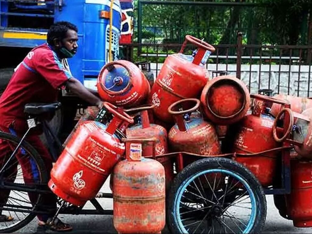 गैस सिलेंडर की कीमतों में हुआ इजाफा,तेजी से बढ़ रही है महंगाई 1 1000484659