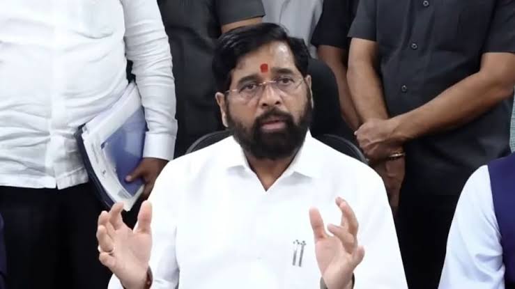 महाराष्ट्र की राजनीति में आने वाला है अनोखा मोड़,CM फडणवीस ने बदल दिया शिंदे सरकार का फैसला! 1 1000484797