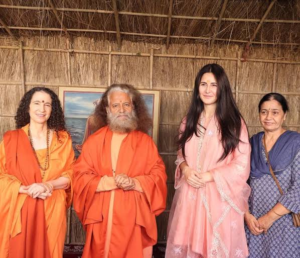 कैटरीना कैफ का संगम स्नान करते वक्त का वीडियो हुआ वायरल,वीडियो बनाने वाले लड़कों पर भड़की रवीना टंडन 1 1000485751