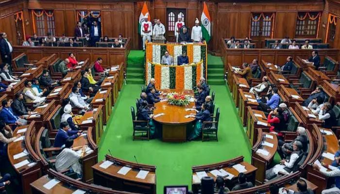दिल्ली विधानसभा में आज आम आदमी पार्टी के विधायकों ने काटा जमकर बवाल 1 1000485915