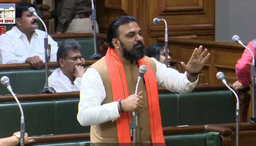 तेजस्वी ने गिनवाई अपने पिता की उपलब्धियां,बोले-2005 से पहले क्या क्या नहीं था? 1 1000486343