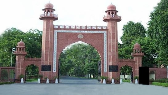 लंबे विवाद के बाद आखिरकार अलीगढ़ मुस्लिम यूनिवर्सिटी प्रशासन ने कैंपस में होली खेलने की दी इजाज़त 1 1000488005