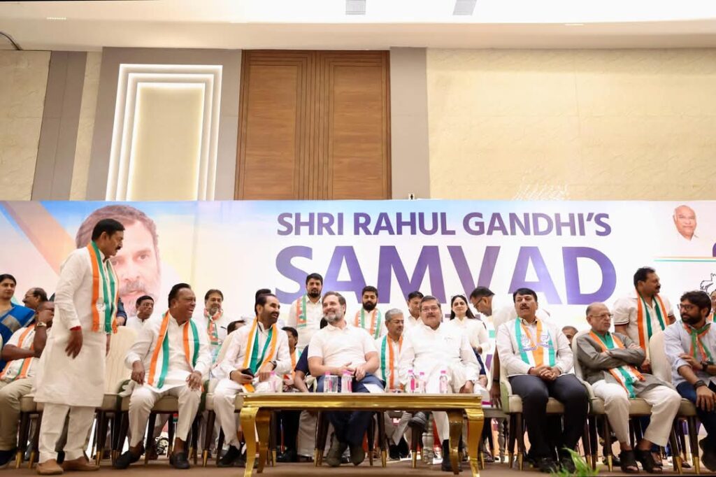 कांग्रेस नेताओं पर भड़के राहुल गांधी,बोले-आधे भाजपा के लिए काम कर रहे हैं.. 1 1000488166