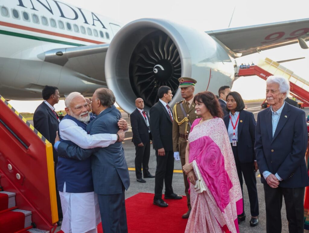मॉरीशस में पीएम मोदी का कुछ इस तरह से हुआ स्वागत,दिया गया गार्ड ऑफ ऑनर 1 1000489750