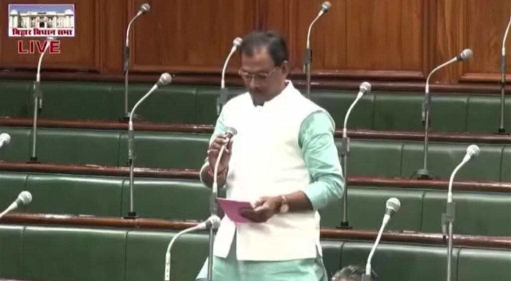 विधानसभा में राजद विधायकों ने किया जोरदार प्रदर्शन,आरक्षण को लेकर घिरी बीजेपी 1 1000489818