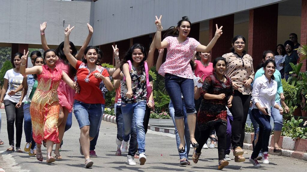 टॉपर्स को नीतीश सरकार देगी लाखों रुपए,जानिए किसे कितना मिलेगा इनाम? 1 1000499295