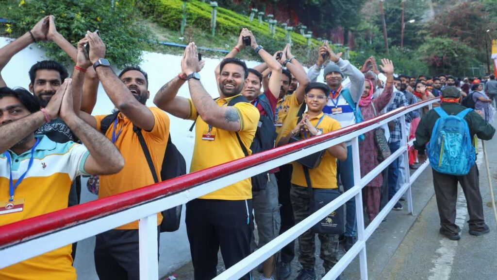 मां वैष्णो देवी मंदिर में भक्तों की उमड़ी भारी भीड़,सीसीटीवी कैमरे और ड्रोन से रखी जा रही है निगरानी 1 1000500065