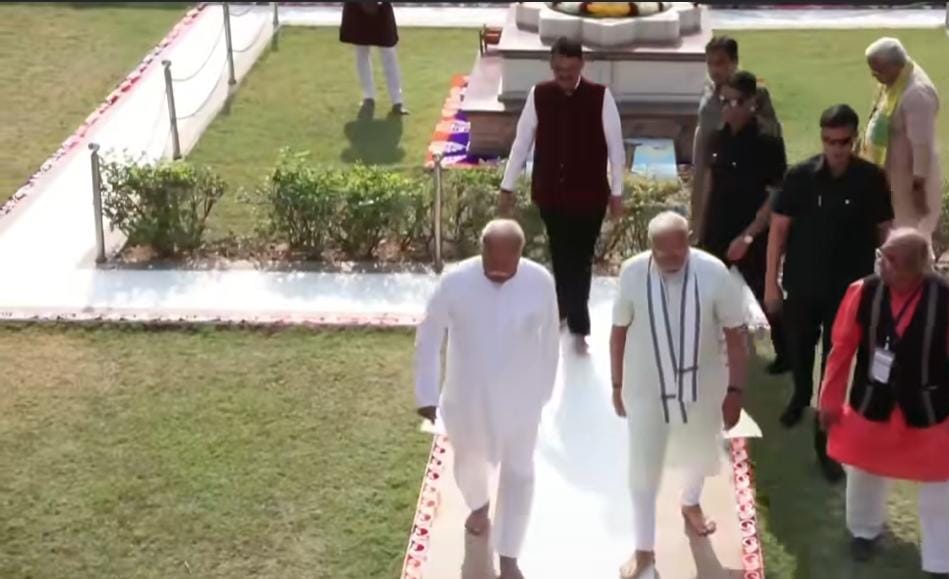 पीएम मोदी की मौजूदगी में बोले मोहन भागवत,स्वयंसेवक हमेशा से दूसरों के लिए काम करते हैं ना कि अपने लिए 1 1000500069