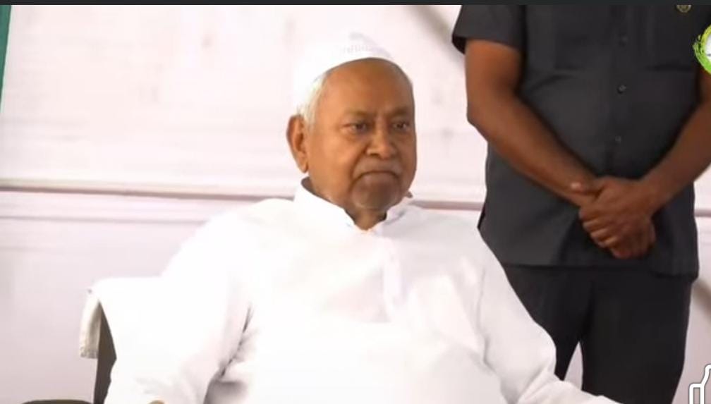 पटना के गांधी मैदान में बड़ी तादाद में नमाजियों ने पढ़ी नमाज,नीतीश कुमार भी रहे मौजूद 1 1000500327