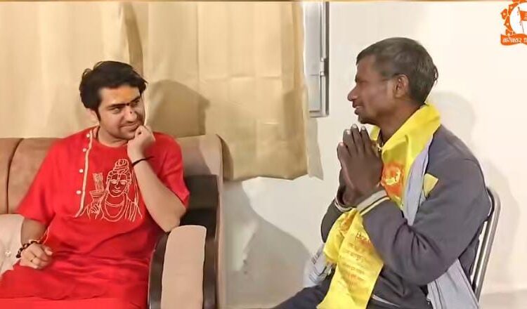 धीरेन्द्र शास्त्री बाबा की एक झलक पाने के लिए नेपाल से आए लोग,बिहार के गोपालगंज में हनुमंत कथा कर रहे हैं बाबा बागेश्वर