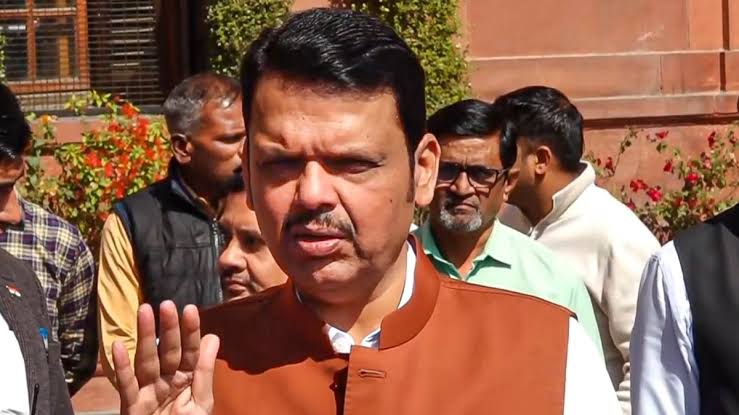 महाराष्ट्र सीएम फडणवीस का बड़ा बयान,बोले-हम सभी को लगता है औरंगजेब की कब्र को ढहा दिया जाए