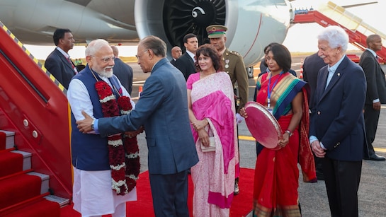 मॉरीशस में पीएम मोदी का कुछ इस तरह से हुआ स्वागत,दिया गया गार्ड ऑफ ऑनर