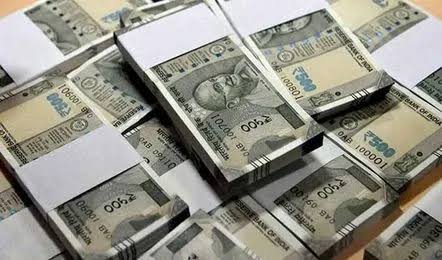 मोदी सरकार ने सरकारी कर्मचारियों को दिया बड़ा तोहफा,महंगाई भत्ते में 2% की हुई बढ़ोतरी