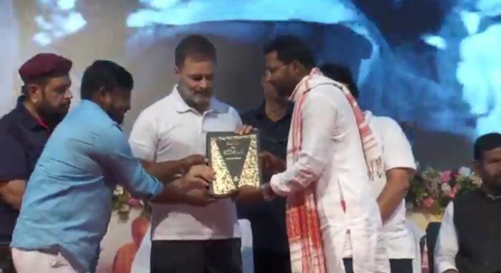 चुने हुए अरबपतियों के जरिए राजनीति चल रही है,पटना में खूब दहाड़े राहुल गांधी 1 1000504322