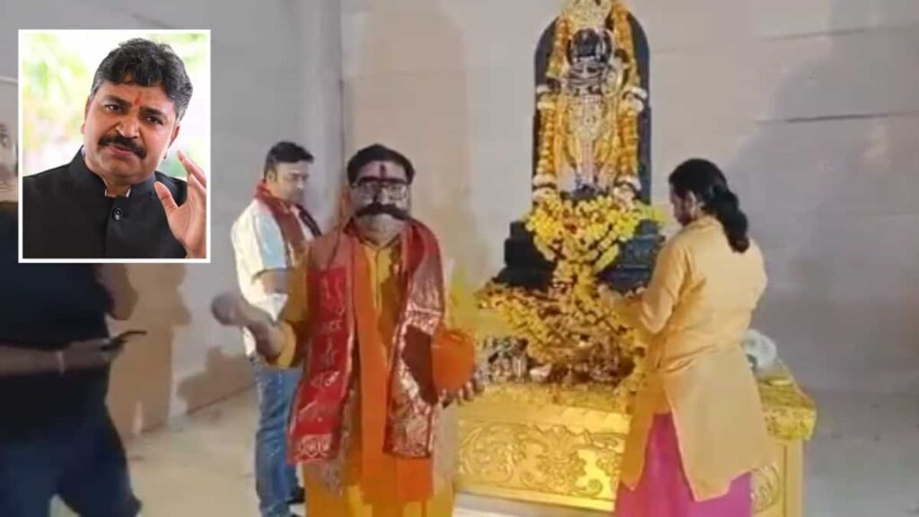 मंदिर में दर्शन के बाद गंगाजल छिड़के जाने के मामले पर खरगे ने बीजेपी पर बोला हमला,क्या दलित हिंदू नहीं है? 1 1000505259
