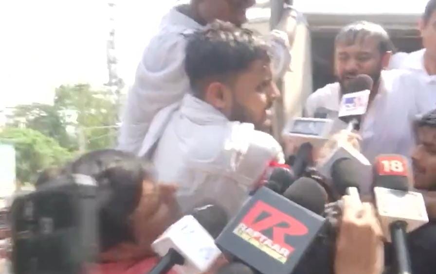 कांग्रेस नेताओं पर भारी पड़ी नीतीश की पुलिस,प्रदर्शन कर रहे कार्यकर्ताओं को रास्ते से हीं उठा लिया 1 1000506102